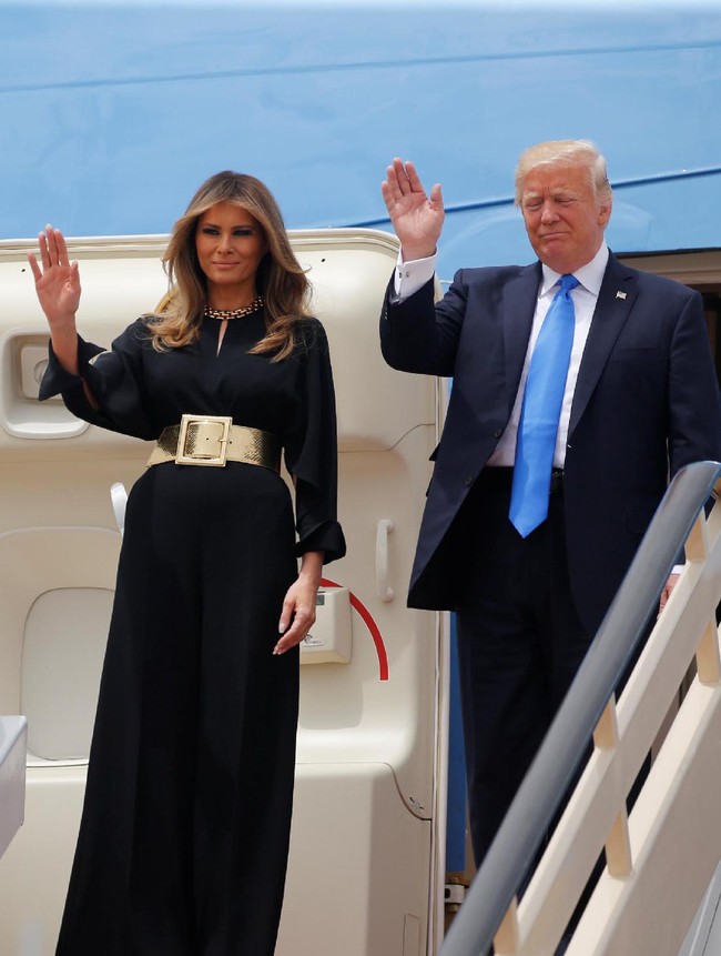 Kritik kembali menimpa Melania Trump saat kunjungan kenegaraan ke Arab Saudi pada Mei 2017. Melania Trump mengenakan jumpsuit hitam Stella McCartney yang sebenarnya masih terbilang sopan. Namun netizen menilai ia tidak menghormati budaya Arab karena tidak memakai kerudung. Foto: Reuters