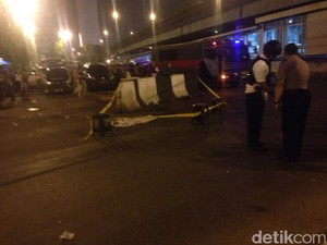 Garis Polisi Dipasang Sekitar Benda Tertutup Koran di TKP Bom