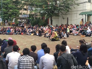 Rekan Dipolisikan, Dosen UNJ Demo Rektor