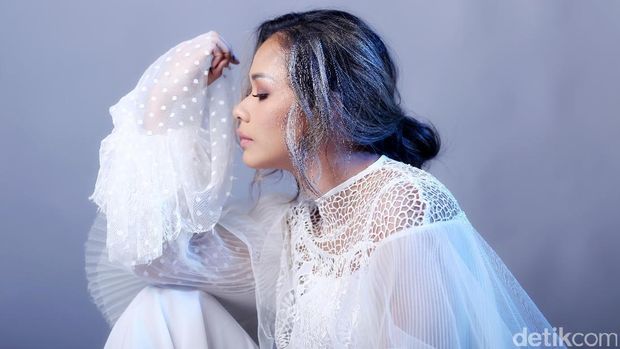 Adinia Wirasti 