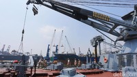 Varyag memiliki bobot kosong 9.531 ton dan menjadi seberat 11.647 ton saat diisi penuh. Dimensi kapal memiliki panjang 186,4 meter, lebar 20,8 meter dan draft 8,4 meter.
