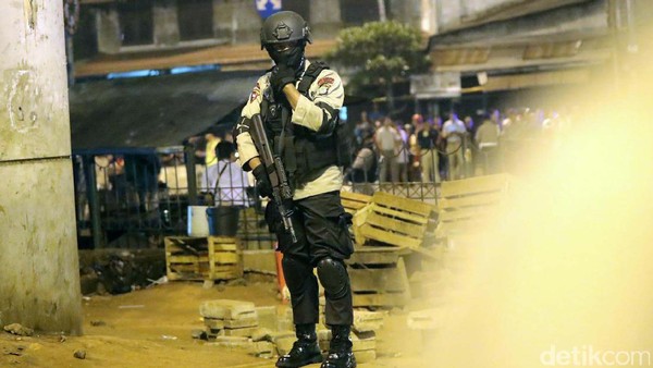 Polisi Jaga Ketat Lokasi Bom Kampung Melayu