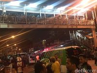 Warga penuhi JPO dekat lokasi ledakan di Kampung Melayu.