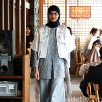 Brand (X) S.M.L dan Restu Anggraini memeragakan koleksi terbarunya dengan mengusung tema Spanish Resort 2017 di Misubhi, One Park, Jakarta. [Foto: Mohammad Abduh/Wolipop]