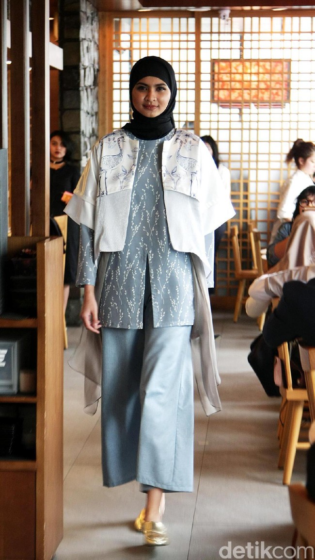 Brand (X) S.M.L dan Restu Anggraini memeragakan koleksi terbarunya dengan mengusung tema Spanish Resort 2017 di Misubhi, One Park, Jakarta. [Foto: Mohammad Abduh/Wolipop]