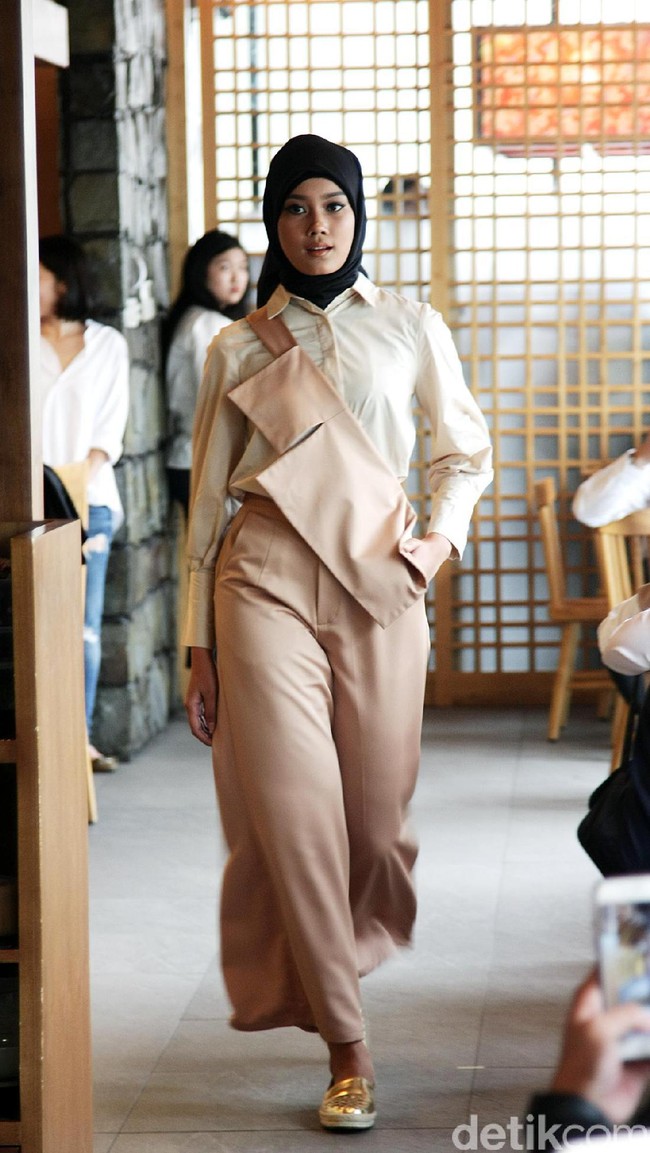 Brand (X) S.M.L dan Restu Anggraini memeragakan koleksi terbarunya dengan mengusung tema Spanish Resort 2017 di Misubhi, One Park, Jakarta. [Foto: Mohammad Abduh/Wolipop]