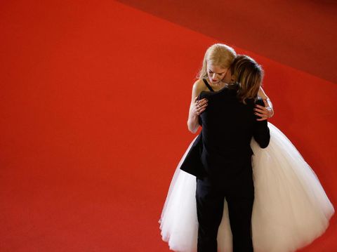 Foto: Nicole Kidman & Suami Pamer Kemesraan, Pelukan Hingga Cium Leher