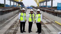 Sri Mulyani, Basuki Hadimuljono, dan Budi Karya Sumadi meninjau pembangunan LRT yang ada di Jembatan Ampera dan stasiun yang berada di Jakabaring Sport City.