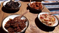 Deretan lauk makin enak dengan cocolan Sambal Selection Kaum. Terdiri dari sambal ikan asin, kluwek, matah dan rica-rica.