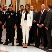 Di hari yang sama, ibu satu anak itu turut menghadiri Konferensi Tingkat Tinggi Arab Islam. Kali ini, ia memilih tampilan maskulin dalam balutan setelan dengan blazer dan celana panjang berwarna putih. Dalaman hitamnya tampil senada dengan pointed heels hitam yang menopang kaki jenjang Melania.