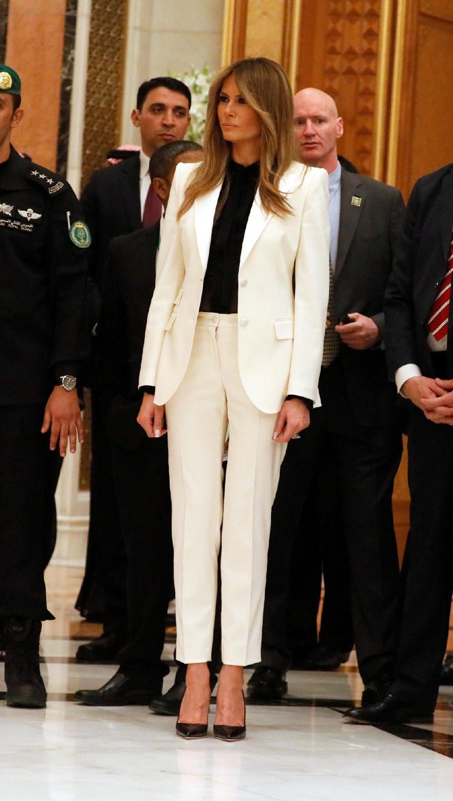 Di hari yang sama, ibu satu anak itu turut menghadiri Konferensi Tingkat Tinggi Arab Islam. Kali ini, ia memilih tampilan maskulin dalam balutan setelan dengan blazer dan celana panjang berwarna putih. Dalaman hitamnya tampil senada dengan pointed heels hitam yang menopang kaki jenjang Melania.