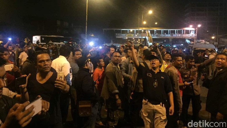 Ledakan di Kampung Melayu Terdengar Dua Kali Ledakan di Kampung Melayu Terdengar Dua Kali