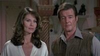 Maud Adams Bond mendampingi Roger Moore di The Man with the Golden Gun (imdb)