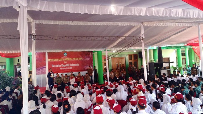 Jokowi ke Siswa di Malang: Ada yang Bisa Silat? Ayo Maju!