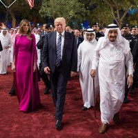 Melania kembali melanjutkan kegiatannya di Riyadh, Arab Saudi, dengan pilihan busana yang konservatif. Malamnya ketika menghadiri acara penyambutan yang digelar Raja Salman, Melania anggun dengan gaun fuschia bergaya kaftan rancangan desainer Lebanon, Reem Acra.