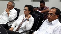 (Ki-ka) Menteri Pekerjaan Umum dan Perumahan Rakyat (PUPR) Basuki Hadimuljono, Menteri Keuangan Sri Mulyani Indrawati, serta Menteri Perhubungan Budi Karya Sumadi mendapat penjelasan soal pembangunan LRT di Palembang.