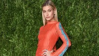 Hailey Baldwin berbaju merah dalam ajang 13th Annual CFDA/Vogue Fashion Fund Awards di Spring Studios, New York City. Foto: Dimitrios Kambouris/Getty Images