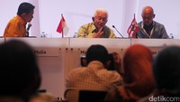 Dirut  PT Samudra Indonesia Tbk Masli Mulia (tengah) didampingi Direktur Independen Ridwan Hamida (kanan) dan Direktur Bani M. Mulia memberikan keterangan pers sehubungan hasil RUPS.