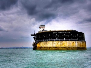 Benteng Tengah Laut yang Jadi Hotel, Mau Coba Nginap di Sini?