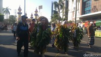 Acara karnaval ini pun menjadi tontonan gratis bagi warga jelang Ramadan. Semua larut dalam keceriaan (Angling/detikTravel)