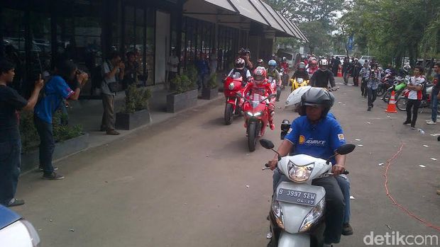 Foto Kenangan Nicky Hayden Saat Konvoi Bareng Komunitas Motor Jakarta