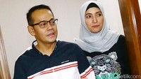Saat Fahmi Darmawansyah menjalani sidang, Inneke Koesherawati tampak setia mendampingi. Foto: Hasan Alhabshy