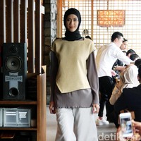 Brand (X) S.M.L dan Restu Anggraini memeragakan koleksi terbarunya dengan mengusung tema Spanish Resort 2017 di Misubhi, One Park, Jakarta. [Foto: Mohammad Abduh/Wolipop]