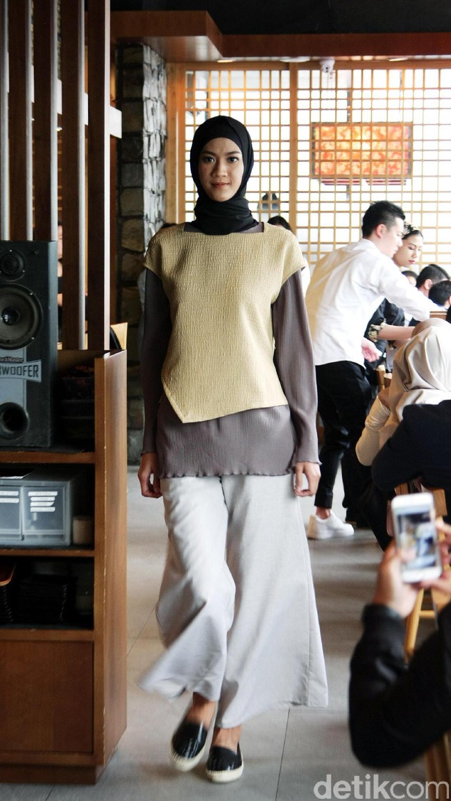 Brand (X) S.M.L dan Restu Anggraini memeragakan koleksi terbarunya dengan mengusung tema Spanish Resort 2017 di Misubhi, One Park, Jakarta. [Foto: Mohammad Abduh/Wolipop]