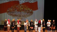 Mereka memainkan musik angklung dan pianika.