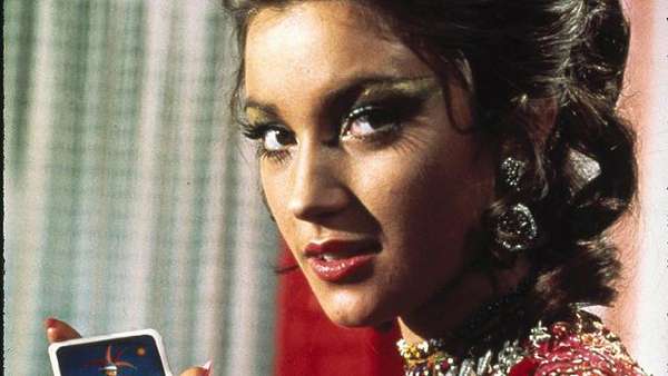 Para Wanita Cantik di Sekeliling Roger Moore dalam James Bond Para Wanita Cantik di Sekeliling Roger Moore dalam James Bond