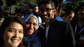 Sundar Pichai berada di posisi kedua CEO perusahaan teknologi AS terbaik pilihan karyawan di tahun 2018. Ini momen ketika detikINET selfie dengan bos Google itu di event tahunan mereka pada tahun 2017. (Foto: istimewa)