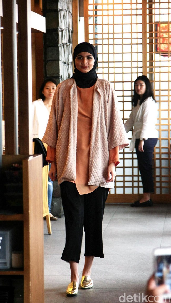 Brand (X) S.M.L dan Restu Anggraini memeragakan koleksi terbarunya dengan mengusung tema Spanish Resort 2017 di Misubhi, One Park, Jakarta. [Foto: Mohammad Abduh/Wolipop]