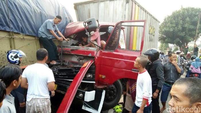 Kecelakaan Beruntun di Jalan Sukabumi-Bogor, Sopir Truk Terjepit