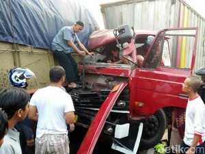 Kecelakaan Beruntun di Jalan Sukabumi-Bogor, Sopir Truk Terjepit