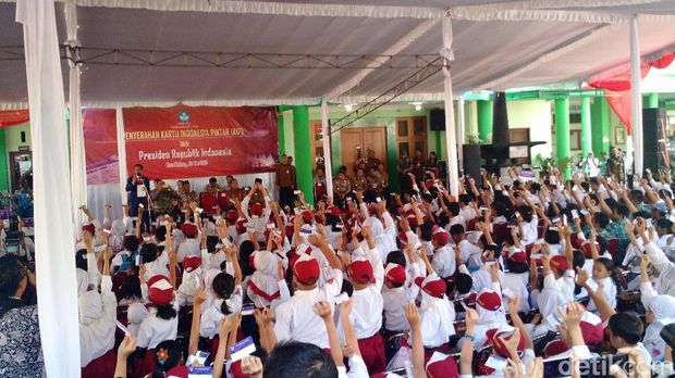 Presiden Jokowi bersama siswa-siswi di Malang.