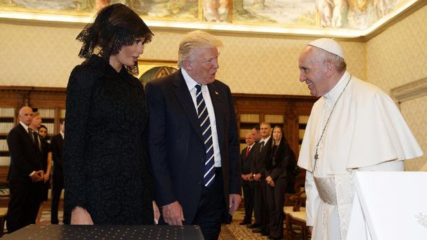 Donald Trump didampingi istrinya, Melania, saat menemui Paus Fransiskus