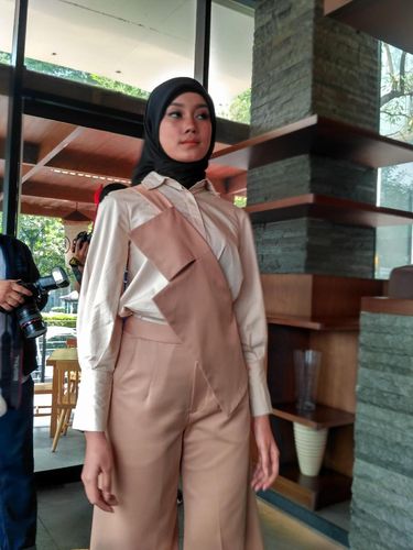 Tinggalkan Kesan Polos, Restu Anggraini Desain Baju Muslim Bermotif