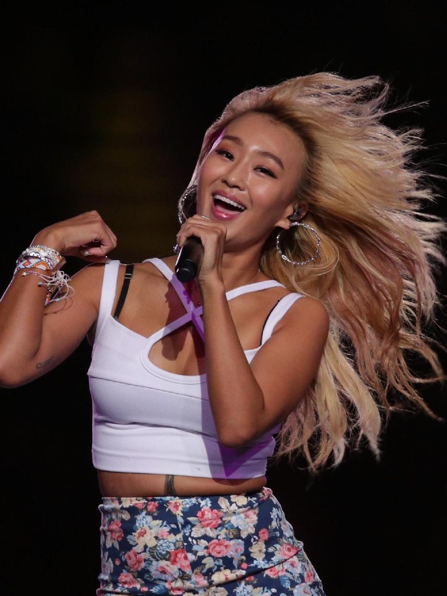 Hyolyn merupakan salah satu ikon ‘summer queen’ K-pop yang selalu tampil menawan dengan kulit cokelatnya. Mantan personil SISTAR ini kerap disebut sebagai gambaran kecantikan tropis yang energik. Foto: Getty Images