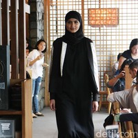 Brand (X) S.M.L dan Restu Anggraini memeragakan koleksi terbarunya dengan mengusung tema Spanish Resort 2017 di Misubhi, One Park, Jakarta. [Foto: Mohammad Abduh/Wolipop]