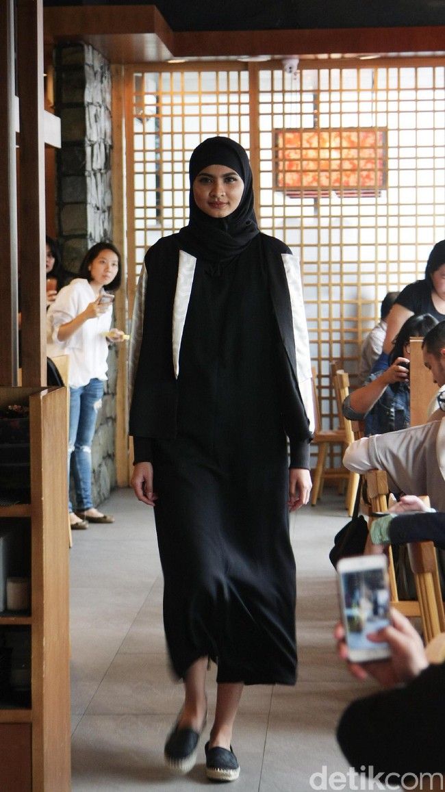 Brand (X) S.M.L dan Restu Anggraini memeragakan koleksi terbarunya dengan mengusung tema Spanish Resort 2017 di Misubhi, One Park, Jakarta. [Foto: Mohammad Abduh/Wolipop]