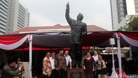 (Kiri-kanan) Plt. Gubernur DKI Jakarta Djarot Syaiful Hidayat, Menteri Hukum dan HAM Yasonna Laoly, Guruh Sukarnoputra, Gubernur Lemhanas Agus Widjojo, Megawati Sukarnoputri, Mentri Kordinator Kesejahteraan Rakyat Puan Maharani dan Putri Presiden Pertama RI Ir Sukarnoputri Sukmawati Sukarnoputri berfoto bersama saat peresmian patung Sukarno di halaman gedung Lemhanas, Jakarta, Rabu (24/05/2017).