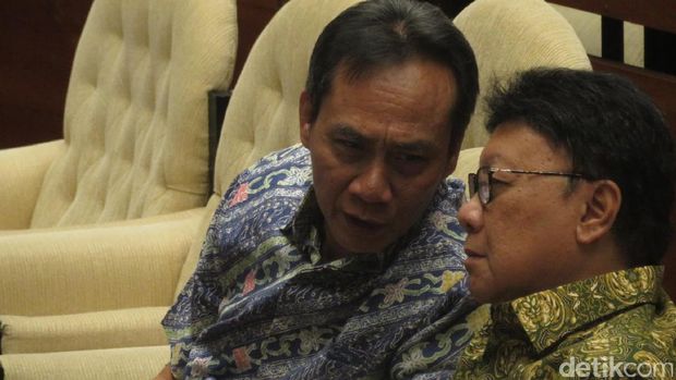 Mendagri Tjahjo Kumolo saat rapat / 