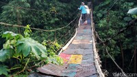 Jembatan gantung di Lenteng Agung/Foto: Grandyos Zafna