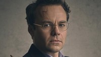 Lengkap dengan kostum dan tanda di bagian, Jamie Glover berperan sebagai Harry Potter. Foto: Charlie Gray