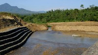 Pengalihan aliran sungai tersebut secara resmi dilakukan dengan ditandai oleh penekanan sirene oleh Kepala Pusat Bendungan Kementerian PUPR Ni Made Sumiarsih yang mewakili Dirjen SDA Imam Santoso bersama Kepala BBWS Cimanuk Cisanggarung Charisal Akdian Manu dan Asisten Pembangunan Setda II Kabupaten Kuningan Dadang Suparman. Dok, Kementerian PUPR.