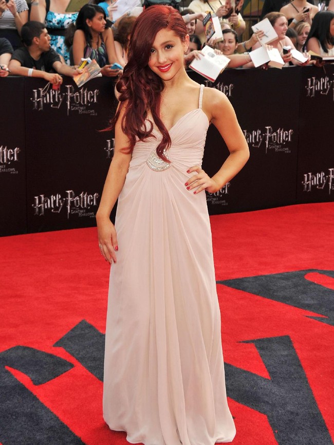 Ariana Grande saat berusia 18 tahun menghadiri premier Harry Potter di New York pada 2011. (Photo by Stephen Lovekin/Getty Images)