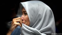 Namun senyum bahkan tawanya harus berhenti karena tangisan pasca suaminya menerima vonis hakim buah dari korupsi. Foto: Hasan Alhabshy