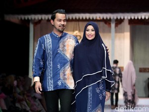 Foto: Inspirasi Seragam Lebaran Syari Ala 5 Pasangan Selebriti