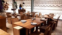 Menempati rumah kolonial, ruangan Kaum Jakarta ditambahkan ruang makan utama di bagian belakang. Interior kontemporer dengan unsur tradisi Indonesia terpancar jelas di sini.