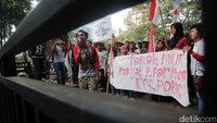 Warga Pulau Pari berorasi di depan kantor Ombudsman, Jakarta, Rabu (24/05/2017). 